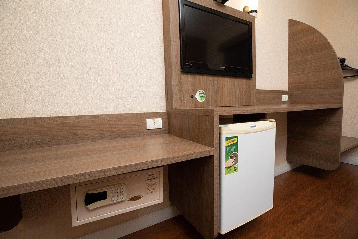 Mini refrigerador, cofre eletrônico e TV LED 32"
