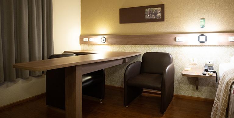 uma poltrona preta em um escritório em anexo ao quarto de um hotel 10